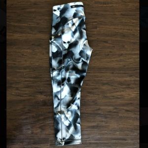 Lululemon cropped leggings (black and white)